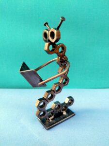 Chenille qui bouquine